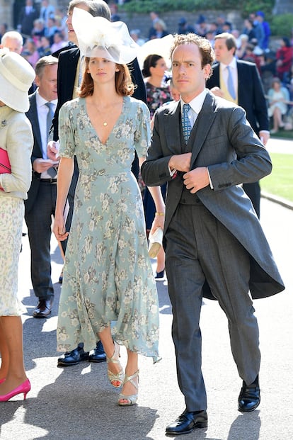 Lara Hughes-Young, pareja del mejor amigo del príncipe Harry, Tom Inskip, y miembro de su pandilla, eligió un vestido de invitada perfecto: actual, primaveral y con el corte midi que tanto se lleva.