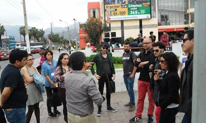 Participantes de &lsquo;Lima imaginada&rsquo; escuchan al peruano Manuel Ch&aacute;vez.