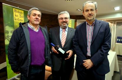 Juan Carlos Erkoreca, en el centro, durante la presentación de la temporada 2013 del 'txakolí' vizcaíno.