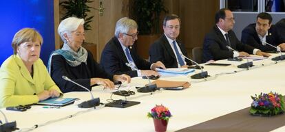 La canciller alemana, Angela Merkel; la directora del FMI, Christine Lagarde; el presidente de la Comisi&oacute;n Europea, Jean Claude Juncker; el presidente del BCE, Mario Draghi; el presidente franc&eacute;s, Fran&ccedil;ois Hollande; y el primer ministro griego, Alexis Tsipras.