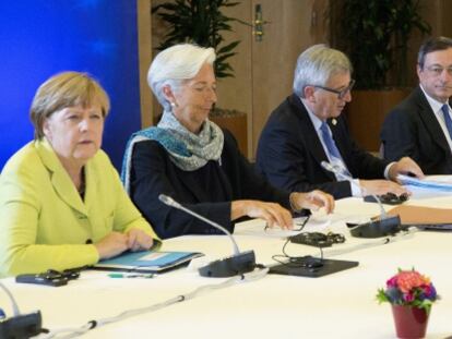 La canciller alemana, Angela Merkel; la directora del FMI, Christine Lagarde; el presidente de la Comisi&oacute;n Europea, Jean Claude Juncker; el presidente del BCE, Mario Draghi; el presidente franc&eacute;s, Fran&ccedil;ois Hollande; y el primer ministro griego, Alexis Tsipras.