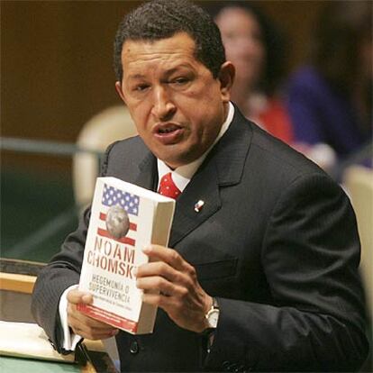 Hugo Chávez muestra en la ONU el libro de Noam Chomsky el pasado miércoles.
