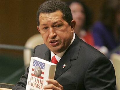 Hugo Chávez muestra en la ONU el libro de Noam Chomsky el pasado miércoles.
