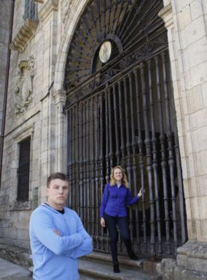 Los profesores José Antonio Souto e Isabel Morán, en la entrada del convento de Bonaval.