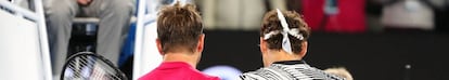 Wawrinka y Federer se saludan tras el partido, este jueves en Melbourne.