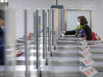 Acceso a la estación de metro Passeig de Gràcia en Barcelona.