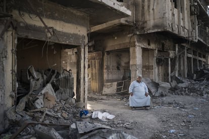 Abu Azar se sienta frente al que fue su bazar, ahora completamente destruido, en la Ciudad Vieja de Mosul.