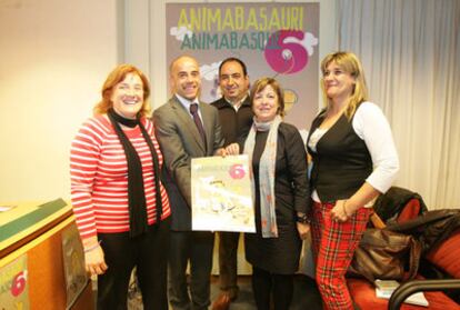 La directora de Animabasauri, M. J. Díez, el director de Relaciones Externas de la BBK, A. Rodríguez, P. Gutiérrez, miembro del Departamento de Cultura, la alcaldesa de Basauri, L. de Juan, y la concejal de Cultural del municipio, S. Morla.