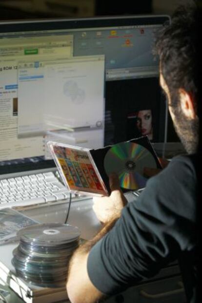 Un usuario copia CD con uno de los dispositivos que antes estaba sujeto al canon digital. 