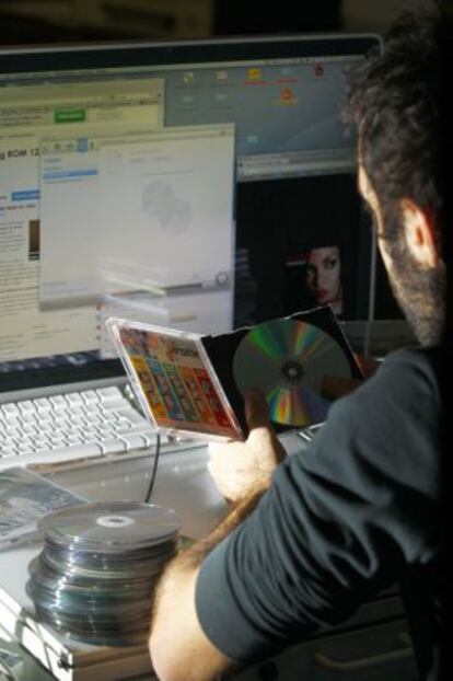 Un usuario copia CD con uno de los dispositivos que antes estaba sujeto al canon digital.