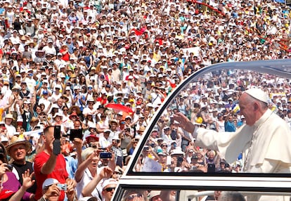 El papa Francisco llega al estadio Kosevo de Sarajevo (Bosnia) para celebrar una misa multitudinaria, el 6 de junio de 2015.