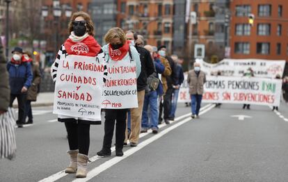 Varios pensionistas se manifiestan por las calles de Bilbao el pasado 15 de marzo.