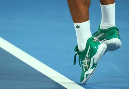 Detalle de las zapatillas del tenista serbio Novak Djokovic.