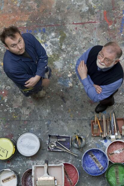 Miquel Barceló (izquierda) y Alberto Manguel, en el estudio parisiense del pintor.