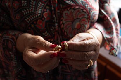 María Eumelia sostiene sus argollas de matrimonio.