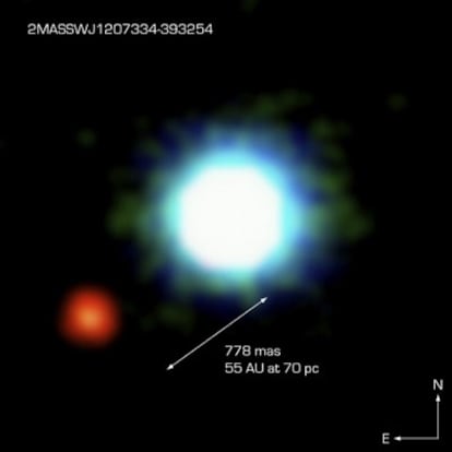 Primera fotografía de un planeta extrasolar (izquierda) en órbita de un astro (centro), separados por 55 veces la distancia de la Tierra al Sol (UA).