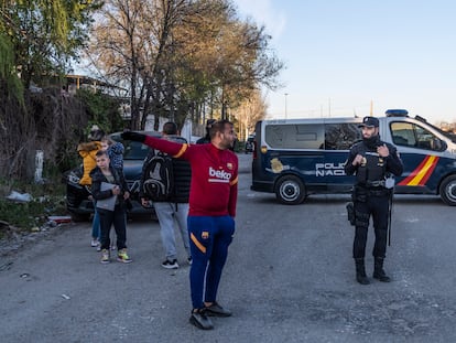Un grupo de personas frente al cordón policial, tras el tiroteo en el que un hombre se ha atrincherado en su bar de la Cañada Real.