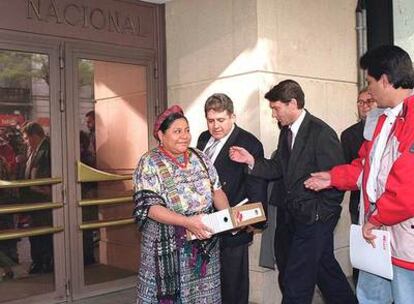 Rigoberta Menchú, a la puerta de la Audiencia Nacional.