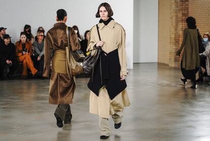 Los abrigos con tejido en el abdomen, que simulaba abrazar el cuerpo, en el desfile de Proenza Schouler.