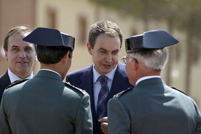 El ministro José Antonio Alonso  y el presidente  José Luis Rodríguez Zapatero, con mandos de la Guardia Civil.
