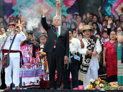 Andrés Manuel López Obrador levanta la mano durante los eventos de la 65a inauguración presidencial de México en el Zócalo el 1 de diciembre de 2018.