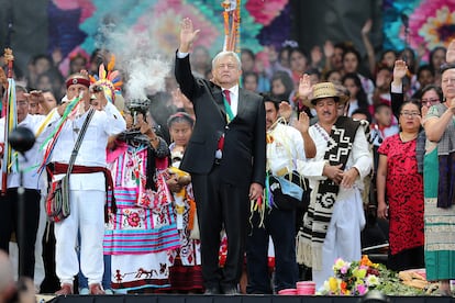 Andrés Manuel López Obrador levanta la mano durante los eventos de la 65a inauguración presidencial de México en el Zócalo el 1 de diciembre de 2018.