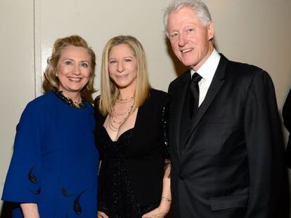 Barbra Streisand posa con Bill y Hillary  Clinton en el Lincoln Center de Nueva York, el 22 de abril de 2013. 