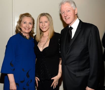 Barbra Streisand posa con Bill y Hillary  Clinton en el Lincoln Center de Nueva York, el 22 de abril de 2013. 