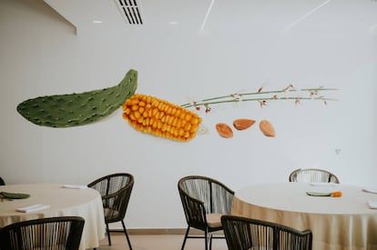 Decoración del restaurante Muxgo, situado en una luminosa azotea de Las Palmas de Gran Canaria.