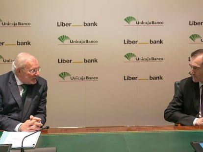 Manuel Azuaga, presidente de Unicaja Banco, y Manuel Menéndez, consejero delegado. 