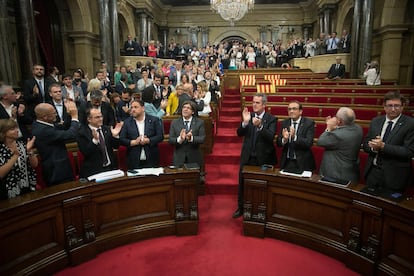 Los diputados independentistas del Parlamento catalán aplaudían la aprobación de la ley del referéndum, el 7 de septiembre de 2017 en Barcelona.