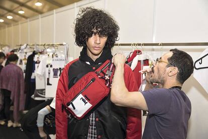 Los ‘hypebeasts’, esos jóvenes obsesionados con la moda urbana, viven atentos a cada lanzamiento de Hilfiger. La colección TommyxLewis incorpora tipografías góticas y guiños a los noventa, época gloriosa de la marca estadounidense.