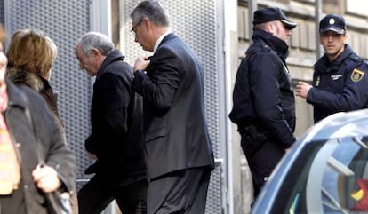 Miguel &Aacute;ngel Fern&aacute;ndez Ord&oacute;&ntilde;ez enters the High Court to testify before Judge Fernando Andreu.