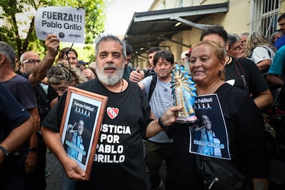 Fabián Grillo, el padre de Pablo Grillo, en la puerta del Hospital Ramos Mejía donde se encuentra internado su hijo desde el miércoles 12 de marzo. Buenos Aires, 18 de marzo de 2025.