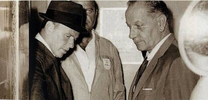 Frank Sinatra acompañado por el director del hotel Pez Espada de Málaga Robert Aletti en el ascensor del propio establecimiento. Sinatra llegó a la España franquista en 1964 y fue expulsado.