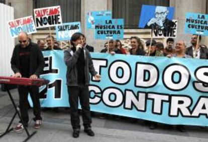 Empresarios de ocio nocturno, de Madrid y Cataluña, durante la concentración que han llevado a cabo ante la sede del Ministerio de Hacienda para protestar que se les aplique un tipo de IVA del 21 por ciento.