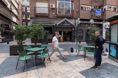 Los propietarios de un restaurante en Murcia miden la distancia entre mesas en la terraza.