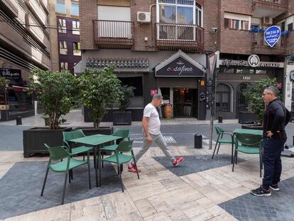 Los propietarios de un restaurante en Murcia miden la distancia entre mesas en la terraza.