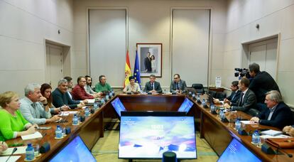 El secretario de Estado de Transportes, José Antonio Santano, entre la directora general de Transporte Terrestre, Marta Serrano, y el comisionado para el Corredor Atlántico, José Antonio Sebastián, esta tarde en la reunión con los representantes sindicales de Adif y Renfe.