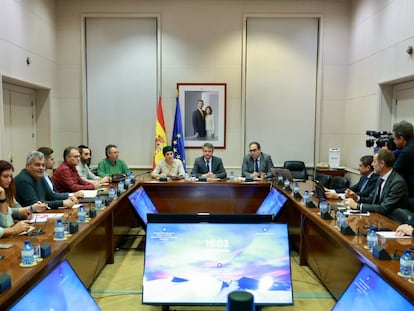 El secretario de Estado de Transportes, José Antonio Santano, entre la directora general de Transporte Terrestre, Marta Serrano, y el comisionado para el Corredor Atlántico, José Antonio Sebastián, esta tarde en la reunión con los representantes sindicales de Adif y Renfe.