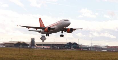 Un avión de Esyjet despega del aeropuerto Madrid-Barajas.
