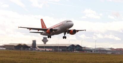 Un avión de Esyjet despega del aeropuerto Madrid-Barajas. 