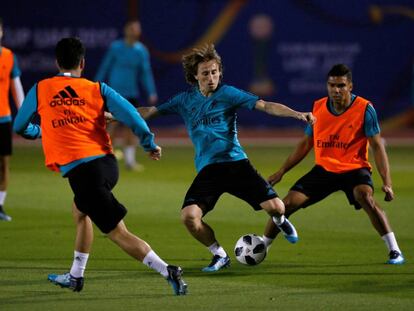 GRAF1583. ABU DABI (EAU), 12/12/2017.- Fotografía facilitada por el Real Madrid. El mediocampista croata Luka Modric (c), controla un balón durante el entrenamiento de la plantilla del Real Madrid para preparar la semifinal que el equipo disputará mañana contra el Al Jazira, en el Mundial de Clubes que se celebra en Abu Dabi. EFE/Víctor Carretero ***SOLO USO EDITORIAL/NO VENTAS***