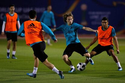 GRAF1583. ABU DABI (EAU), 12/12/2017.- Fotografía facilitada por el Real Madrid. El mediocampista croata Luka Modric (c), controla un balón durante el entrenamiento de la plantilla del Real Madrid para preparar la semifinal que el equipo disputará mañana contra el Al Jazira, en el Mundial de Clubes que se celebra en Abu Dabi. EFE/Víctor Carretero ***SOLO USO EDITORIAL/NO VENTAS***