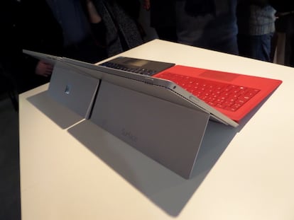 Repite también la presencia del soporte en forma de pinza que, como en la anterior generación de tablets de Microsoft, permite establecer la altura de la pantalla en cualquier posición en un ángulo de 180º. (Surface Pro 4 en negro, Surface Pro 3 en rojo)