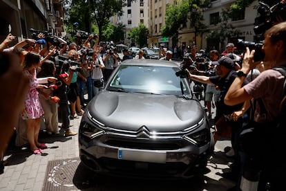 Agentes de la UCO abandonan en un vehículo la sede del PSOE en la calle Ferraz este viernes. 