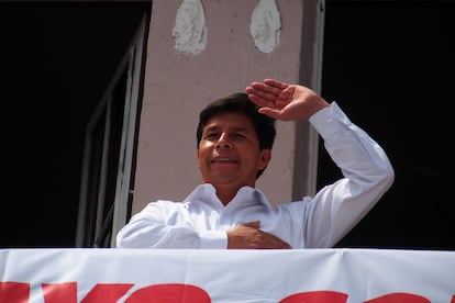 Pedro Castillo, saluda a la gente cuando cientos de sindicalistas tomaron la plaza Dos de Mayo en Lima, Perú el 01 de mayo de 2021.