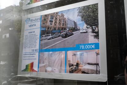 
El cartel del trastero en el escaparate de la inmobiliaria. 

