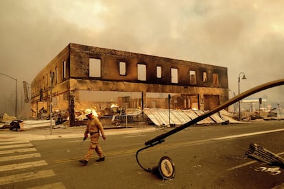 Las llamas destrozaron una gasolinera, un hotel y un bar entre muchos otros inmuebles de Greensville.