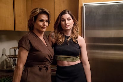 Alexandra Billings y Trace Lysette en un epìsodio de la tercera temporada de 'Transparent'.